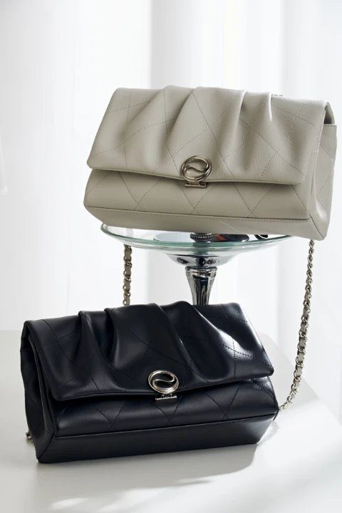 Inclined shoulder bag